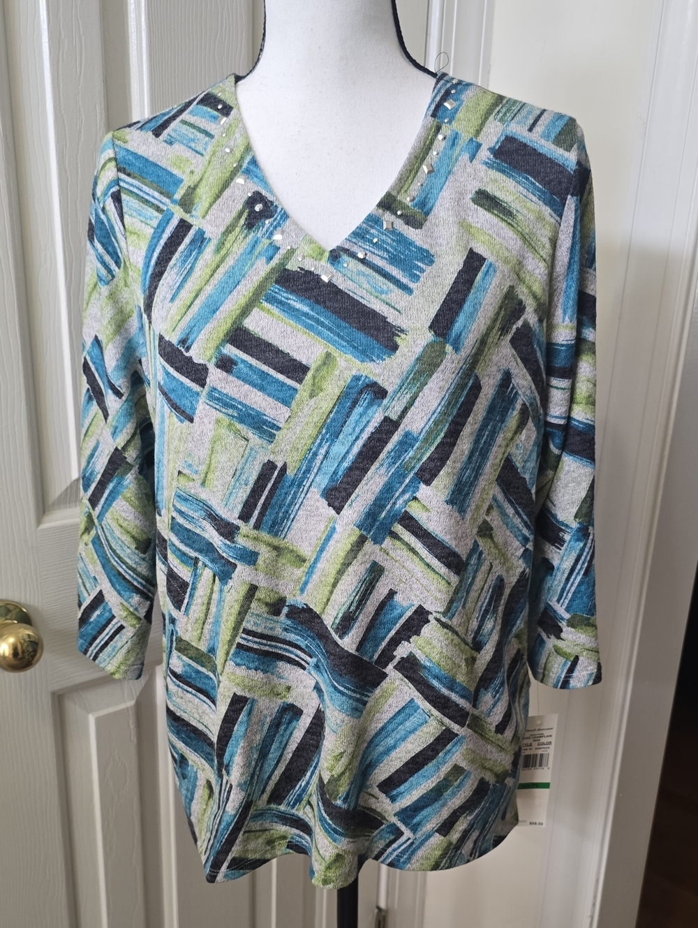 ALFRED DUNNER WOMEN'S PETITE PULLOVER TOP WITH SILVERTONE EMBELLISHED V-NECK PL